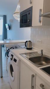 Kuchyň nebo kuchyňský kout v ubytování Benal Beach Apartments