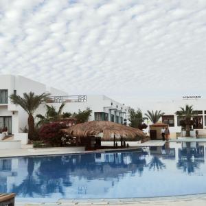 Piscina de la sau aproape de Badawia Sharm Resort