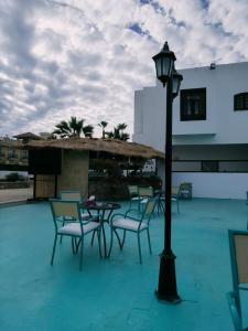 Badawia Sharm Resort في شرم الشيخ: مجموعة كراسي وطاولة واضاءة الشارع