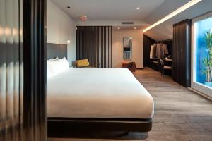 
A bed or beds in a room at chic&basic Gravity
