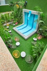 an overhead view of a swimming pool and chairs and a yard at Chic & Basic Gravity in Porto