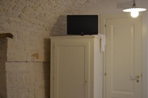 uma televisão em cima de um armário num quarto em Trullo De Amicis n°5 em Alberobello