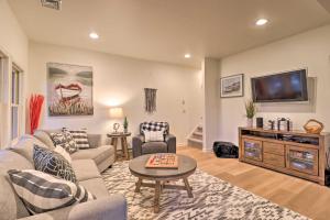ein Wohnzimmer mit einem Sofa und einem TV in der Unterkunft Poconos Townhome - Walk to Big Boulder Lake! in Lake Harmony