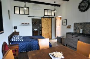 ein Schlafzimmer mit einem Bett und einem Tisch in einem Zimmer in der Unterkunft gîte du tourneur studio au cœur de saint cirq in Saint-Cirq-Lapopie