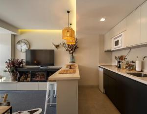 una cocina con isla en medio de una habitación en Snow Home Apartment en Sierra Nevada