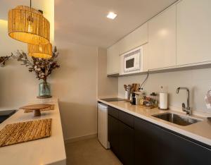 uma cozinha com um lavatório e um balcão em Snow Home Apartment em Sierra Nevada