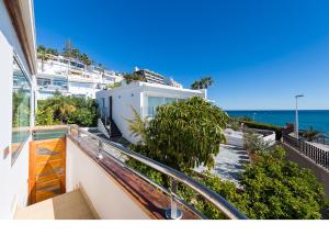 balkon domu z widokiem na ocean w obiekcie Chalet en la playa San Agustin w mieście Maspalomas