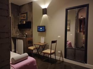 Televízia a/alebo spoločenská miestnosť v ubytovaní Hotel Calypso