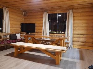 拉希夫的住宿－Котедж Гук，木制客房设有桌子和窗户。
