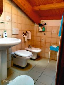 A bathroom at A un Passo dai Sassi Még 22 kép