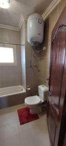 Afbeelding uit fotogalerij van Bright spacious apartment in Madīnat ash Shurūq