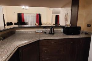 Afbeelding uit fotogalerij van Bright spacious apartment in Madīnat ash Shurūq