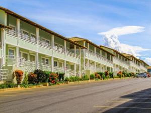 a row of apartment buildings on the side of a street at Lacqua diRoma Oficial - diRoma Acqua Park Incluído - in Caldas Novas