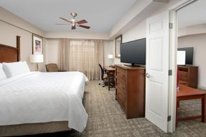 um quarto de hotel com uma cama e uma televisão de ecrã plano em Staybridge Suites North Charleston, an IHG Hotel em Charleston