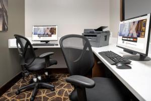 um escritório com dois monitores de computador e uma impressora em Staybridge Suites North Charleston, an IHG Hotel em Charleston