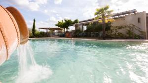 una piscina con una fuente de agua en Au Pays de Cocagne, en Nyons
