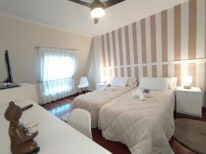 カルダス・デ・レイスにあるVía Romanaのベッドルーム1室(ベッド2台、テーブル付)