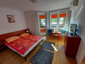 1 dormitorio con 1 cama, TV y escritorio en Wynajem pokoi Gabriela Makarska, en Darłówko