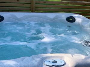 Whirlpool-Badewanne mit zwei Reglern in der Unterkunft Chestnut Meadow Country Park in Sidley