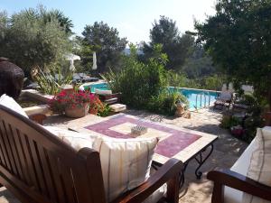 Vista de la piscina de Agroturismo Can Pardal o d'una piscina que hi ha a prop