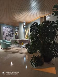un salon avec un canapé et une plante en pot dans l'établissement Bellavista Avenida By BeGuest, à Albufeira
