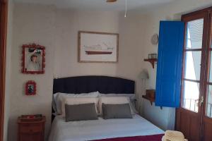 アリカンテにあるLa casita azulのベッドルーム1室(青いヘッドボード付きのベッド1台付)