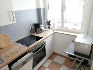 une cuisine avec un évier et une cuisinière four supérieur dans l'établissement Ferienwohnung Rubihornblick, à Oberstdorf