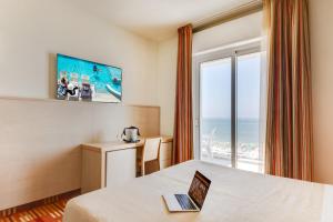 TV a/nebo společenská místnost v ubytování Hotel Kursaal - FRONTE MARE CON PISCINA
