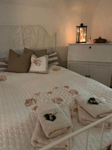 Postel nebo postele na pokoji v ubytování 100 qm Ferienwohnung Am Heiligen Brunnen