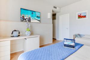 TV a/nebo společenská místnost v ubytování Hotel Kursaal - FRONTE MARE CON PISCINA