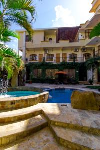 un complexe avec une piscine et un bâtiment dans l'établissement Hotel Quinta Maya, à Flores