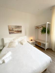 1 dormitorio blanco con 1 cama blanca grande en B&B La Locanda Chic, en Grosseto