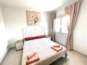 Un dormitorio con una cama con almohadas rojas. en Barca 1 en Barcelona