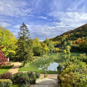 Blick auf einen See in einem Park in der Unterkunft Parco del Lago Resort & SPA in Villagrande