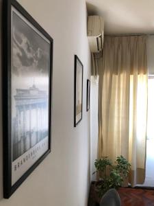 a picture hanging on a wall next to a window at Departamento en Ciudad de Mendoza in Mendoza