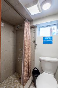 Koupelna v ubytování Best EWR Airport Studio-Hot Tub-Free Parking