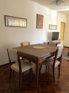 una mesa de comedor y sillas en una habitación en Departamento en Ciudad de Mendoza en Mendoza