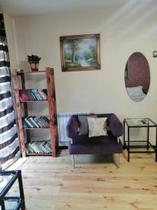 ein Wohnzimmer mit einem Stuhl und einem Tisch in der Unterkunft Yellowunlimited Hotel in Kharkov