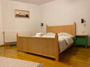 En eller flere senge i et værelse på Floare de Colț-Bran + 65 billeder