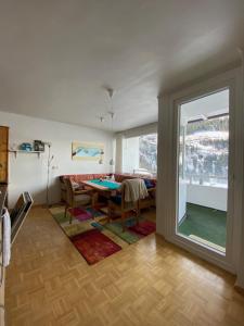 d'une salle à manger avec une table et une fenêtre. dans l'établissement Penthousewohnung Gasteinblick, à Bad Gastein