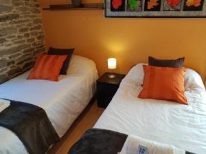 a bedroom with two beds and two lamps at Aqua Rooms Sarria in Sarria