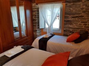 a bedroom with a bed and a window at Aqua Rooms Sarria in Sarria