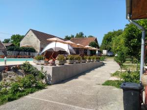 ザラカロシュにあるRemser Hausの鉢植えの家並み