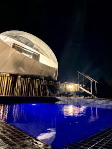 Bazén v ubytování Monteza Glamping nebo v jeho okolí