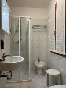 a bathroom with a shower and a sink and a toilet at Ca Marga Cannaregio - Central Venetian Style 2 bedroom apartment in Venice