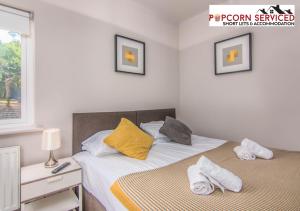 3 Bedroom Eden Lodge Town Centre Apartment by Popcorn Short Lets & Serviced Accommodation High Wycombe With Wifi