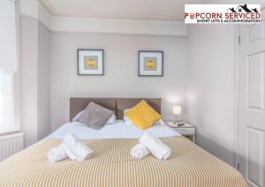 Monthly OFF - 6 Guest - 4 Beds - Free Parking by Popcorn Serviced Short Lets & Accommodation High Wycombeにあるベッド