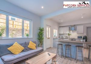 Η κουζίνα ή μικρή κουζίνα στο Monthly OFF - 6 Guest - 4 Beds - Free Parking by Popcorn Serviced Short Lets & Accommodation High Wycombe