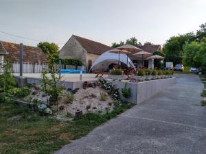 een tuin met bloemen en een tent op een oprit bij Remser Haus in Zalakaros
