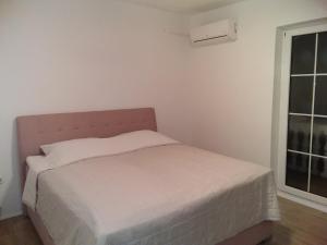 Postel nebo postele na pokoji v ubytování House apartments Ariamare